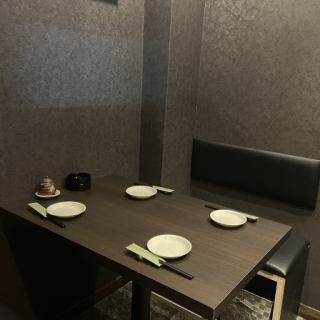 気軽さと高級感を兼ね備えたシックな店内。グループ利用にぴったりな半個室席をご用意しております。