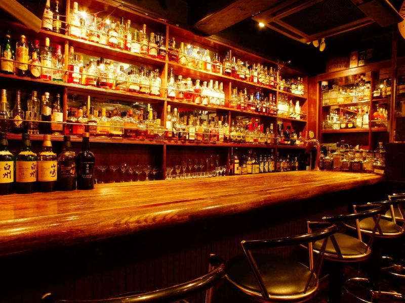 【Bourbon Side】提供从Bourbon到Old的各种库存，休闲氛围的内部可以在没有肩肘的情况下使用。
