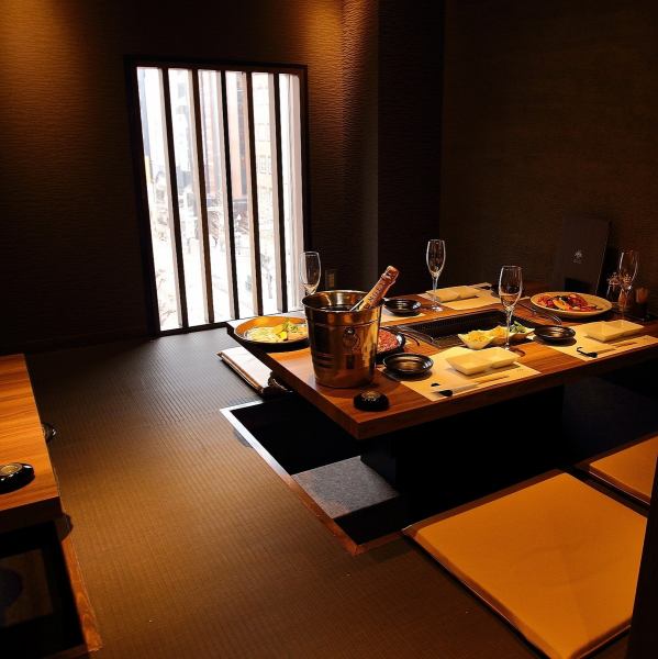 A stylish and calm interior that combines a modern space and the warmth of wood.Digging Tatatsu Semi-private room can be connected to accommodate up to 17 people.It is a space with a sense of unity, so it is ideal for various banquets etc.