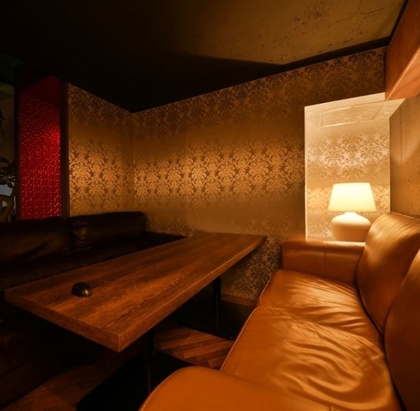 大人の雰囲気な『ラグジュアリーフロア』は高級感あるレザーソファーでゆったりとお食事やお酒を楽しみたいお客様にオススメ。洗練されたデザインの空間はまるでホテルのラウンジやサロンのように落ち着くことができます。