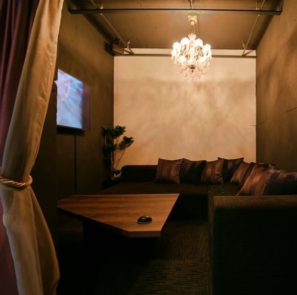 【個室席】カーテンで仕切られた完全個室の『VIPフロア』。テレビやビデオも視聴ができるので、誕生日会や記念日、女子会などにオススメ。VIP席をご希望のお客様はお早めにお問い合わせください。