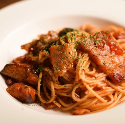 Spicy tomato with eggplant and bacon