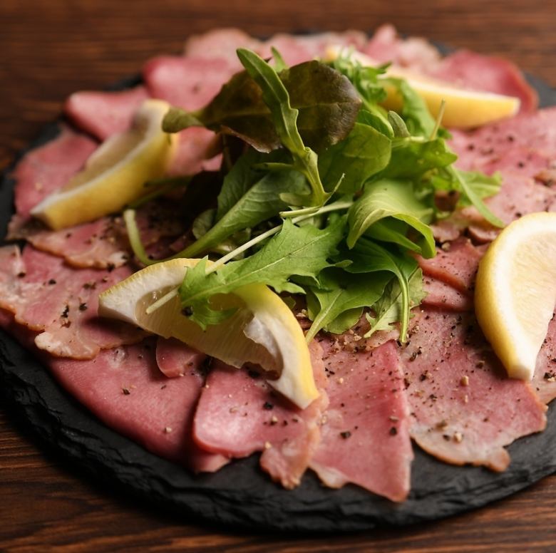 Smoked tongue with salt, black pepper and lemon