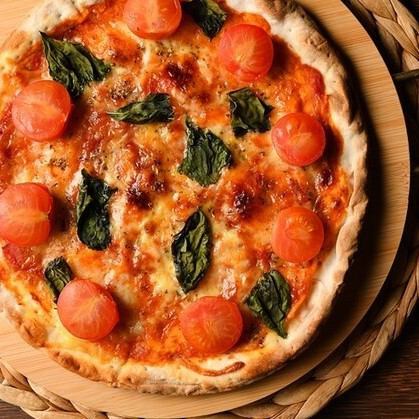 A special pizza that can be enjoyed as a snack with its crispy dough.