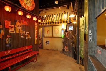 【非日常空間】昭和30年代の商店街をイメージして造られた店内♪どこか懐かしい非日常空間をお愉しみ下さい！