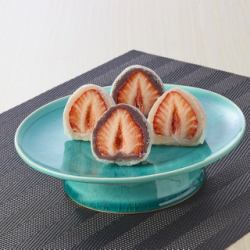 [Handmade in store] Fruit Daifuku (Strawberry Daifuku with smooth bean paste, Strawberry Daifuku with white bean paste)