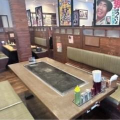 【昭和レトロな懐かしい雰囲気♪】アットホーム感溢れる店内はとても居心地の良い空間。テーブル席も豊富にご用意いたしておりますので、お一人様の軽飲みからご家族様のお食事、団体様のご宴会まで様々なシーンでご利用いただけます。