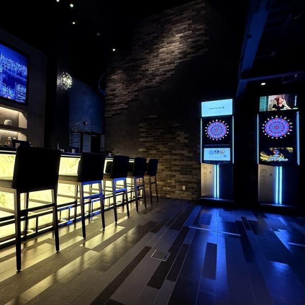 【ダーツやカラオケも完備】お酒は飲み放題も可能。お酒をお楽しみいただきながらダーツやカラオケ、ボードゲームもお楽しみいただけます。