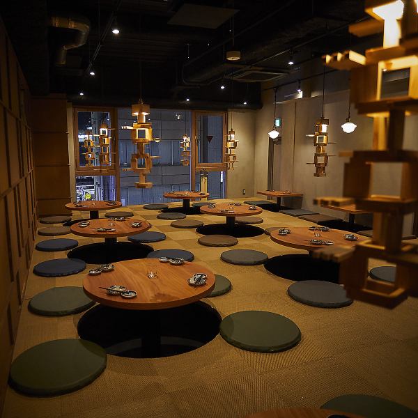 大人酒場空間。木の温もりを基調とした落ち着いた空間に、炭火の香りがふわりと漂います。カウンター席では、職人が魚を返し、煙が立ちのぼるライブ感を間近で楽しめます♪奥にはゆったりと座れるテーブル席が広がり、仲間との飲み会から会社宴会まで幅広く利用できます!