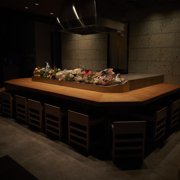 テーブル席はグループ利用しやすい造りで、宴会にも対応。カウンター席は一人飲みにも最適。焼き場のスタッフと軽く会話を交わしながら楽しむ一杯は、まさに大衆酒場の醍醐味です。どんな利用シーンでも居心地よく過ごせる空間をご用意しております!