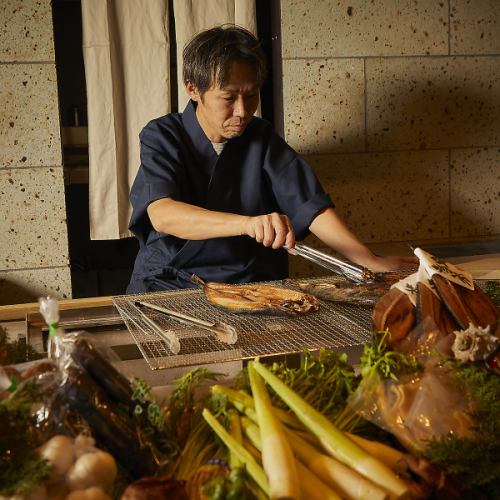 豪快に火が上がる炉端