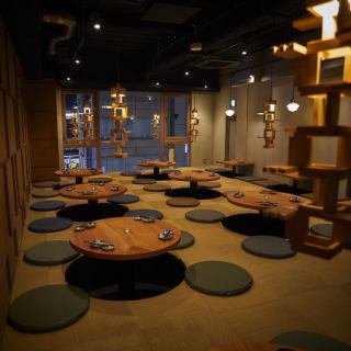 お座敷席は、足を伸ばしてくつろげる、居心地の良さを重視した空間。仲間との飲み会や会社帰りの集まりなど、会話を楽しみながら食事をしたいシーンに最適です。