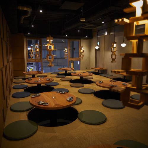 お座敷席は、足を伸ばしてくつろげる、居心地の良さを重視した空間。仲間との飲み会や会社帰りの集まりなど、会話を楽しみながら食事をしたいシーンに最適です。