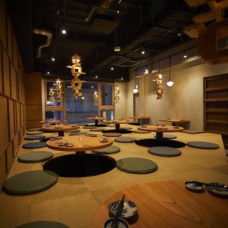 お座敷席は、足を伸ばしてくつろげる掘り炬燵タイプ。長時間座っていても疲れにくく、仕事帰りの飲み会や会社宴会でもゆったりとお過ごしいただけます。