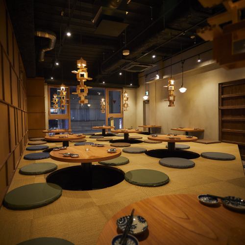 お座敷席は、足を伸ばしてくつろげる掘り炬燵タイプ。長時間座っていても疲れにくく、仕事帰りの飲み会や会社宴会でもゆったりとお過ごしいただけます。