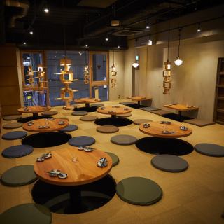 炉端焼きや海鮮料理を囲みながら自然と会話が弾むのも掘り炬燵席ならでは。