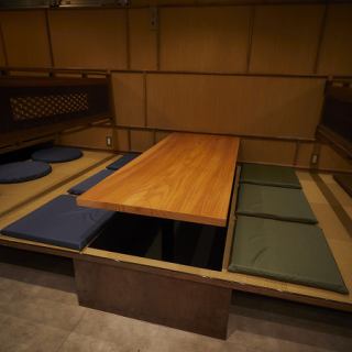 炉端焼きの香ばしい香りとともに、掘り炬燵でゆっくり過ごせる居酒屋として、少人数の飲み会から宴会利用まで幅広くご利用いただけます。