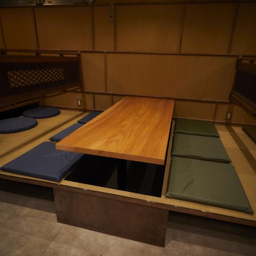 炉端焼きの香ばしい香りとともに、掘り炬燵でゆっくり過ごせる居酒屋として、少人数の飲み会から宴会利用まで幅広くご利用いただけます。