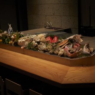 店内全体は、木の温もりを感じる和の設えをベースに