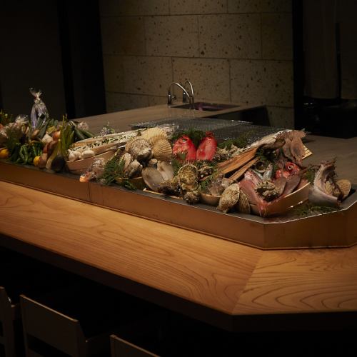 店内全体は、木の温もりを感じる和の設えをベースに