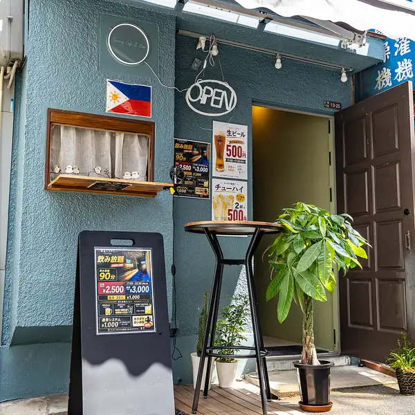 【Yammy Cafe&Bar】九条駅から徒歩約2分の好立地で各種お集まりにも最適です。本格的なフィリピン料理とお酒を囲みながら、思い出に残るひとときをお過ごしください。少人数でのご利用から各種パーティーまで、お客様のご要望に合わせて柔軟に対応いたします。特別な日にも普段のお食事にも、お気軽にご利用ください。