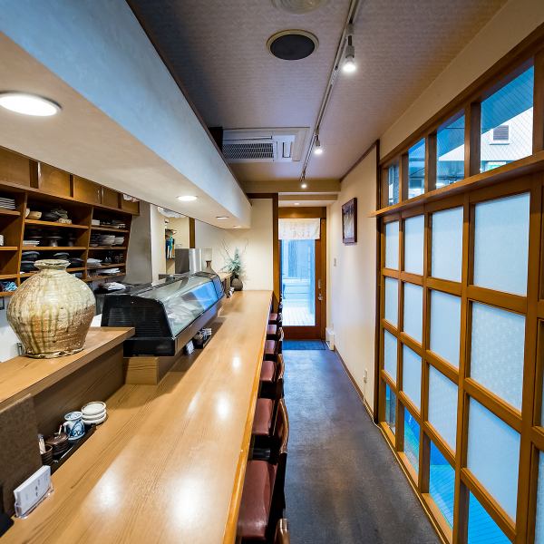 落ち着いた雰囲気でゆったりと過ごせる空間が広がる店内。ご来店人数に合わせてお席をご用意いたします。デートや女子会、記念日＆誕生日、各種ご宴会にも対応が可能です◎ご予約など、お気軽にお問い合わせください。