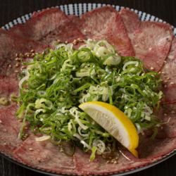 牛たん刺し　白胡麻油葱まみれ