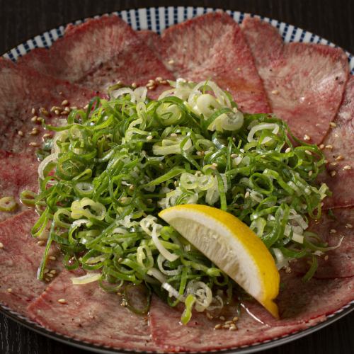 牛たん刺し　白胡麻油葱まみれ