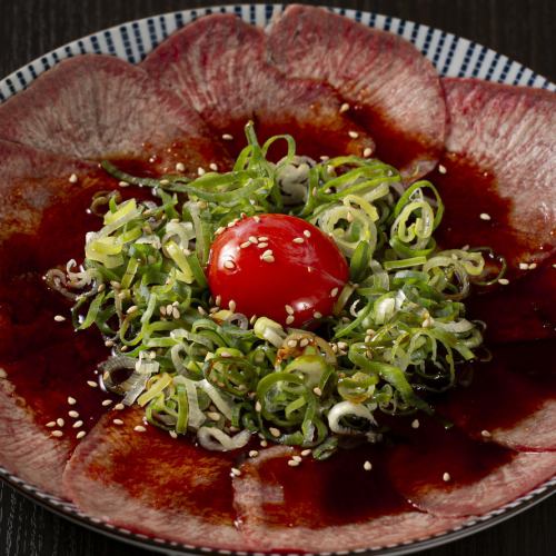 牛たん刺し　真っ赤卵のユッケ風