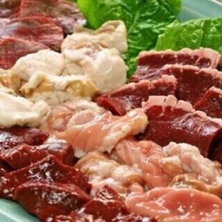 【サービス焼肉大皿】焼物5種に、キムチやサラダなども付いたお得なプラン 3300円(税込)