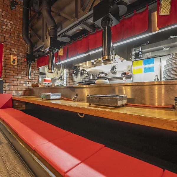 1階は掘りごたつ席がメインで、少人数に便利なカウンター席も完備しています。2階には最大24名まで利用可能な広々としたお座敷をご用意◎さらにファミリー向けからご宴会向けまで、様々なシチュエーションに合わせたお得なプランや120分飲み放題もございます。貸切利用もお気軽にご相談ください♪