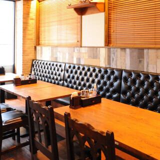 木目を基調とした洋風のお洒落な空間で、ゆったりとお食事を楽しめる【楊家将】。1階から3階までの3フロアには、ソファやテーブルを取り揃え、計51席をご用意しております。リラックスした雰囲気の中で、友人や家族と特別なひとときをお過ごしください。多様なシーンに対応した空間が魅力です。