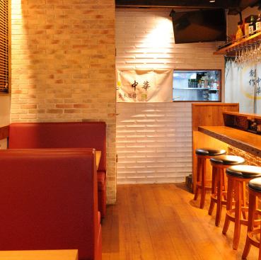 3階建ての店内は、木目を基調としたお洒落な洋風の雰囲気が魅力です。温かみのある空間で、普段のお食事や仲間との飲み会、会社の宴会など、幅広いシーンでご利用いただけます。落ち着いた心地よい空間で、楽しいひとときをお過ごしください。特別な時間を演出するのにぴったりな場所です。