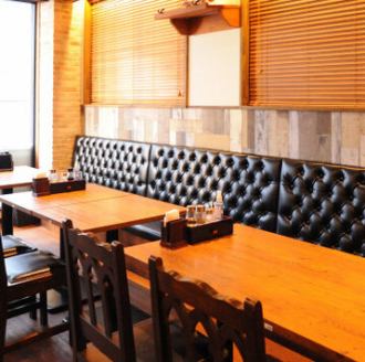 ソファやテーブル席を取り揃え、仲間との飲み会や会社の宴会など、さまざまなシーンに最適です。多彩な座席で、楽しいひとときをお楽しみください。