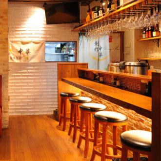 木目を基調とした洋風のお洒落な空間で、ゆったりとお食事を楽しめます。落ち着いた雰囲気の中、特別なひとときをお過ごしください。