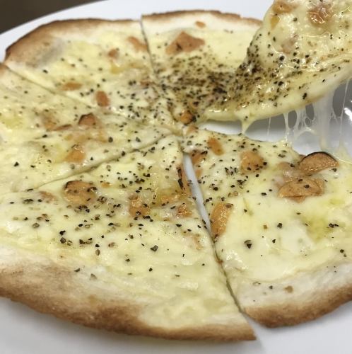 Garlic and black root pizza
