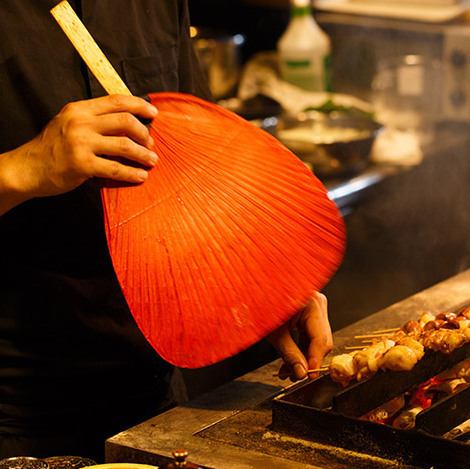 焼き鳥以外の馬刺しや赤鶏のたたきもレアささみの梅肉和えも絶品