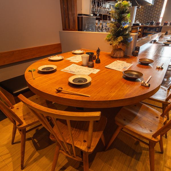 ゆったりとした間隔のカウンター席はお一人様でもカップルでも寛げる居心地のいい席♪店内で一本一本丁寧に焼き上げた出来立ての焼き鳥を味わうことができる特等席です。17:30～翌3:00まで営業いたしますので0次会から飲みなおしの2次会・3次会でもご利用ください。