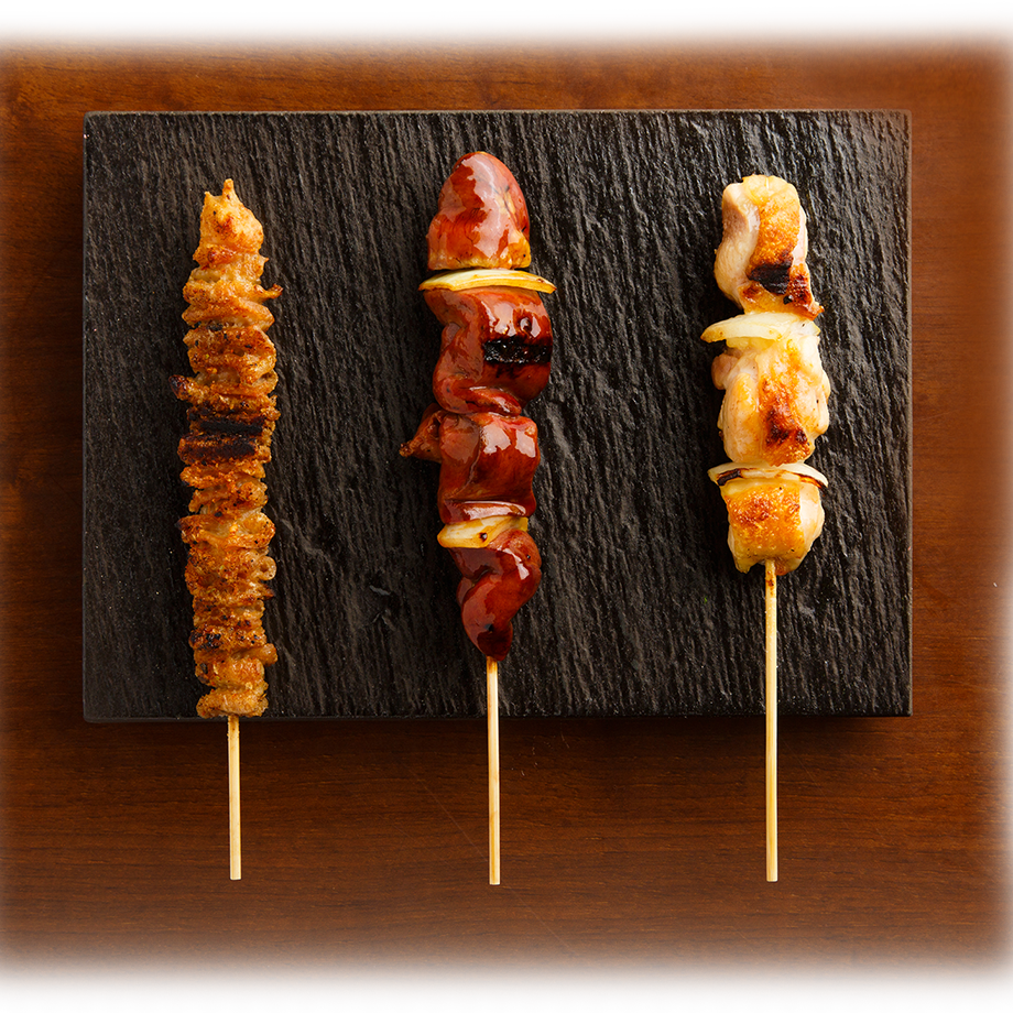 老舗で修業した店主が、炭火で焼き上げる新鮮な焼き鳥。焼き鳥に合うお酒も楽しめる