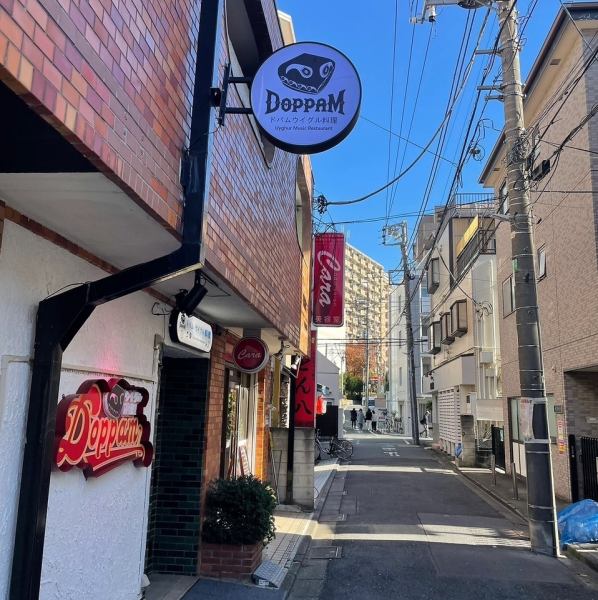 おしゃれなインテリアが魅力のこの場所は、お店のセンスが光るデザインで彩られています。各テーブルの配置や椅子の選び方、さらには装飾品まで、細部にまでこだわりが感じられます！心地よい空間で、思い出深い時間を共有することが可能◎スタイリッシュでありながらも居心地の良さを兼ね備えています。