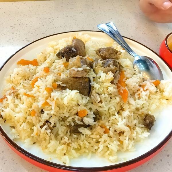 羊肉や玉葱、人参などの具材が入った、ウイグル式の炊き込みピラフ「ポロ（手Polo）」、ぜひご堪能ください
