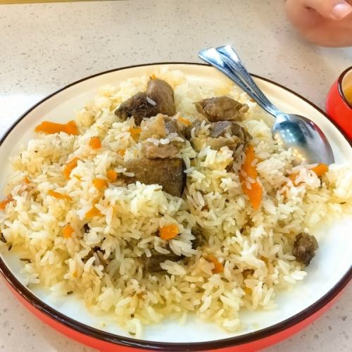 羊肉や玉葱、人参などの具材が入った、ウイグル式の炊き込みピラフ「ポロ（手Polo）」、ぜひご堪能ください
