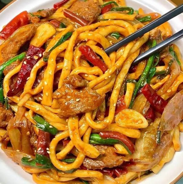 コシのある麺に、羊肉やトマト、野菜などの炒め物をかけたウイグル人を代表する麺料理、ウイグルラグメン★