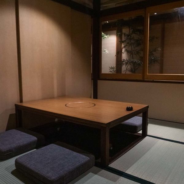 [小房間內的所有座位] Hirigotatsu座位。最多可容納 4 人，因此非常適合小型飲酒聚會。