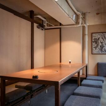 [Private room with sunken kotatsu table | 5-8 people x 1 room] Perfect for business dinners or casual banquets.This is a private room that can accommodate 5 to 8 people.The kotatsu table is sunken, so you can stretch your legs out and relax comfortably just like you would in a chair.It is ideal for banquets such as business dinners and launch parties, as well as for gatherings with friends and family.
