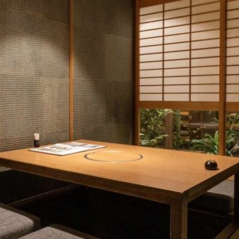 [Private rooms with sunken kotatsu tables | 2 rooms for 4-6 people, 1 room for 4-8 people] Perfect for business dinners or when traveling with children.Stretch your legs and relax in our private sunken kotatsu room, which can accommodate 4 to 6 people.It is perfect for a drink with friends or a small group dinner.Guests with children can use the facility with peace of mind.