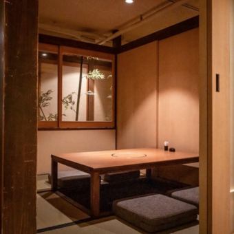 [Private sunken kotatsu room | 2 rooms for 2-4 people] Perfect for entertaining, business dinners, birthdays, and anniversaries.Ideal for entertaining or dining with small groups.This space ensures privacy, allowing you to relax without worrying about other guests.Stretch your legs and relax in the sunken kotatsu seats.It is also recommended for anniversaries, dates, and girls' lunch gatherings.