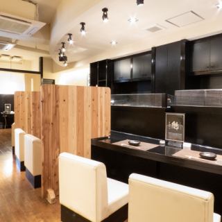 入口すぐの掘りごたつカウンター席はちょっとだけ飲みたい日にも◎