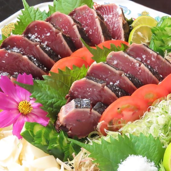 漁港直送の鰹の藁焼きは、素材の美味しさを存分に引き出すためこだわりあり！是非一度ご賞味ください。