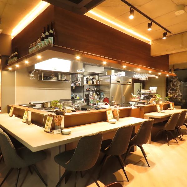 【カウンター席】洗練された内装のカウンター席は、大人のデートやお一人様でじっくりくつろぎたい時にぴったり。目の前で調理やお酒の準備が見られるライブ感も魅力です。渋谷の喧騒を忘れ、ゆったりとした時間をお過ごしください♪